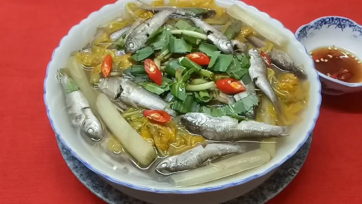 strange-taste-with-sour-soup-with-linh-fish-and-dien-dien-flower