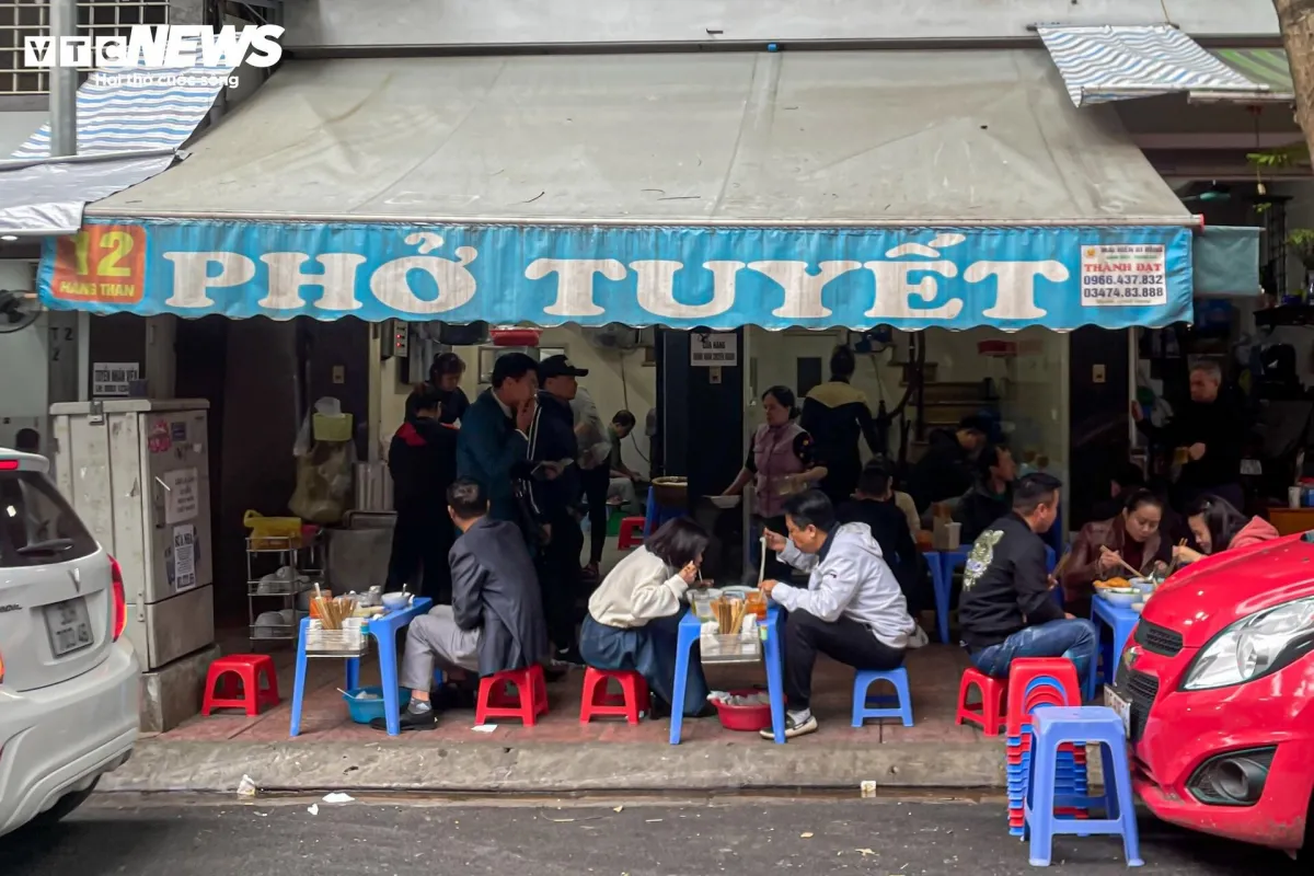 Hà Nội chuyển rét, quán ăn vỉa hè đông nghẹt khách từ sáng sớm đến ...