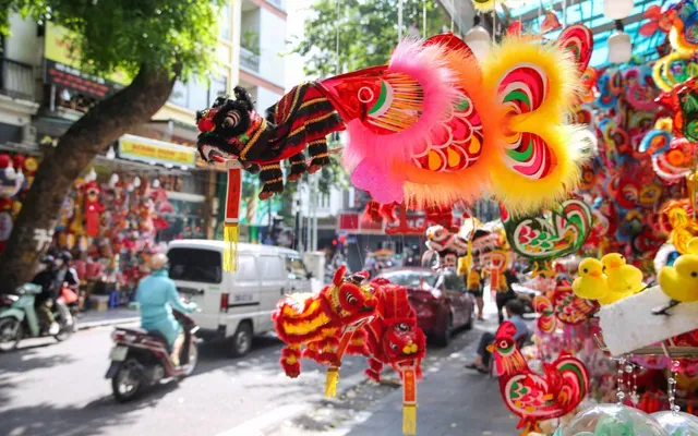 hang-ma-street-ablaze-with-colors-a-must-visit-destination-during-hanois-mid-autumn-festival