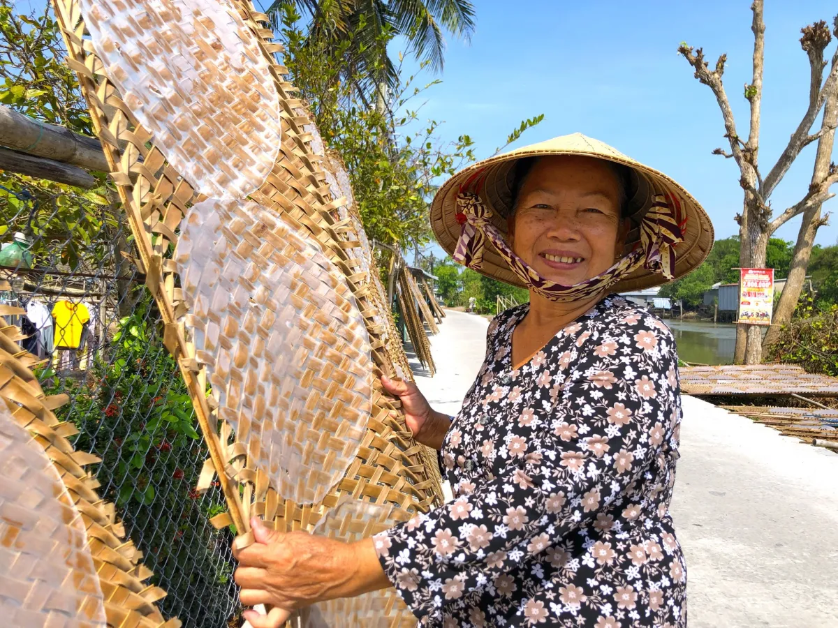 the-life-and-career-stories-of-people-in-the-mekong-delta-who-are-dedicated-to-making-my-long-rice-paper