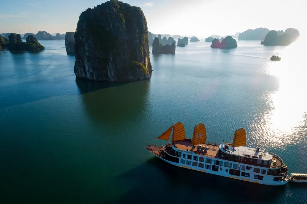 Du thuyền Emperor Hạ Long 5* chỉ với 10 phòng - HALOTOUR Du thuyền Emperor Hạ Long 5* chỉ với 10 phòng - HALOTOUR
