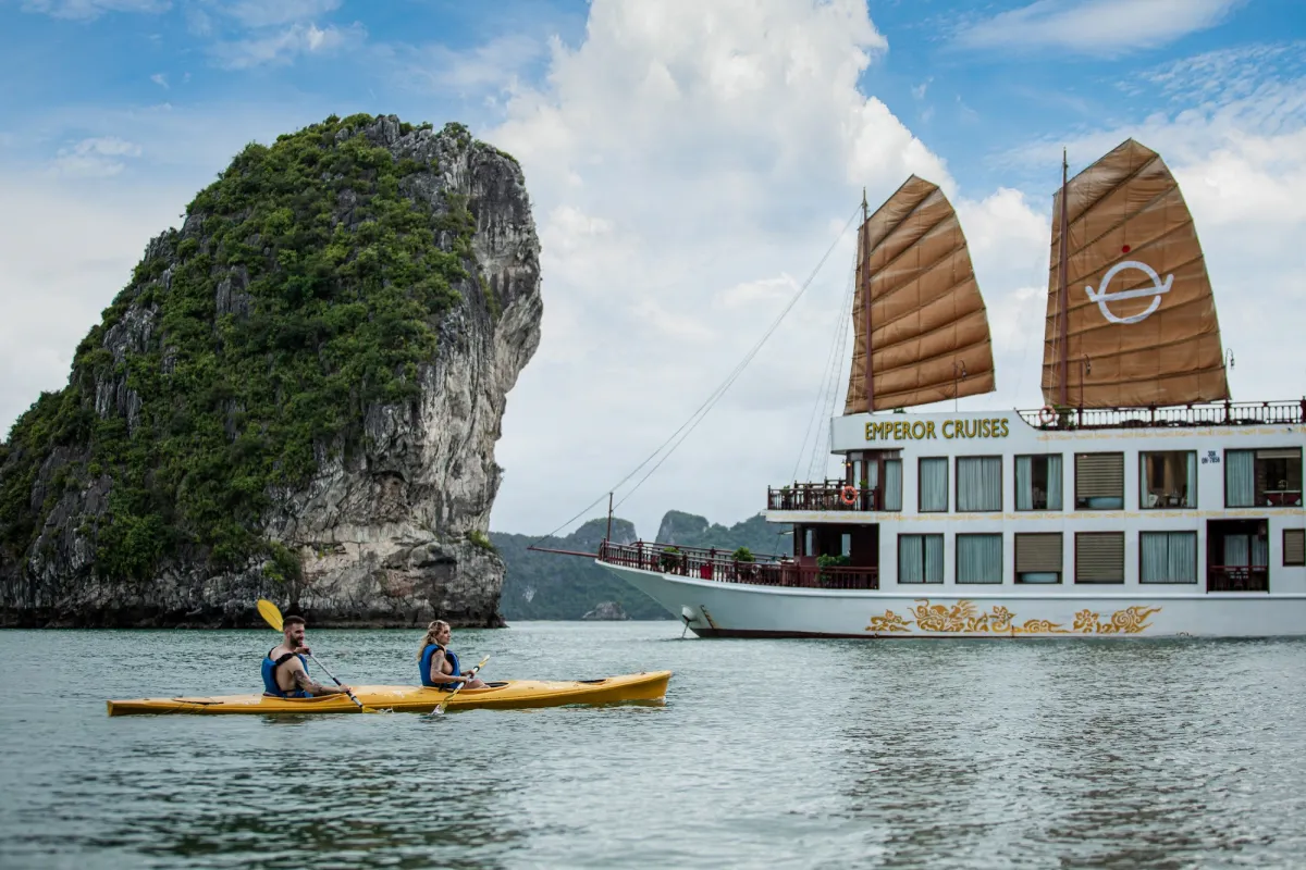 Du thuyền Emperor Hạ Long 5* chỉ với 10 phòng - HALOTOUR Du thuyền Emperor Hạ Long 5* chỉ với 10 phòng - HALOTOUR