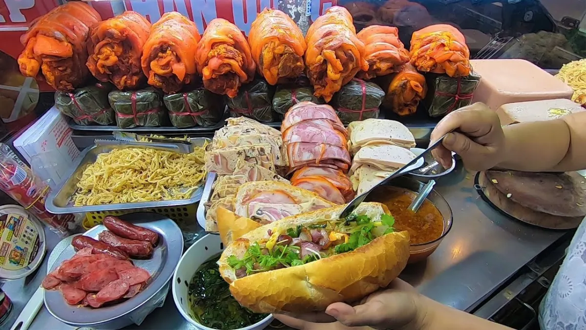 banh-mi-sai-gon-hay-banh-mi-hoi-an-dau-moi-la-tuong-dai-am-thuc-duong-pho
