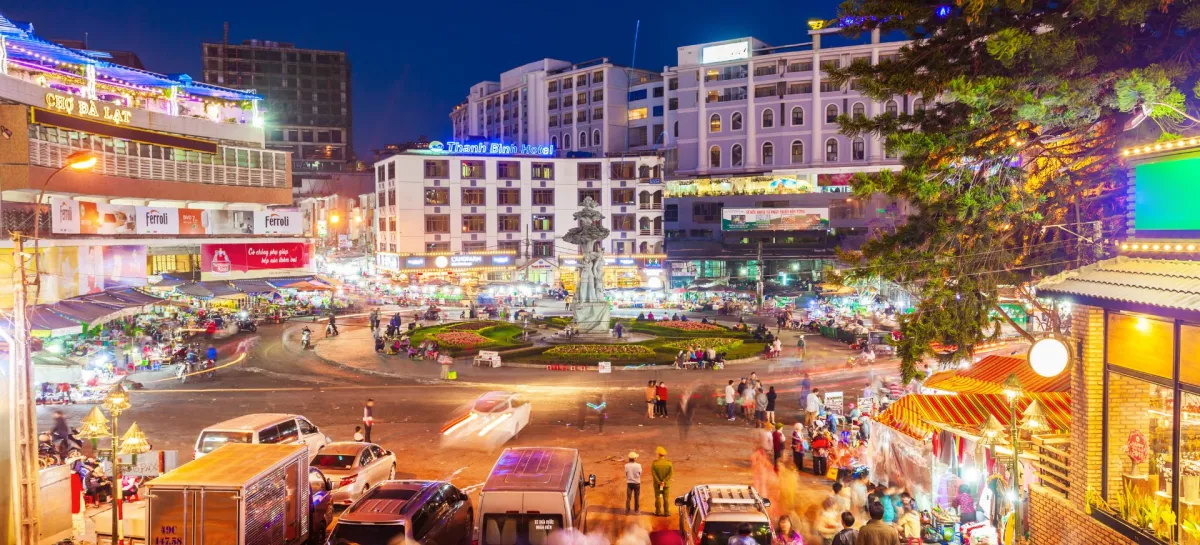 da-lat-night-market-a-captivating-nighttime-hunt-for-local-specialties-attracts-tourists